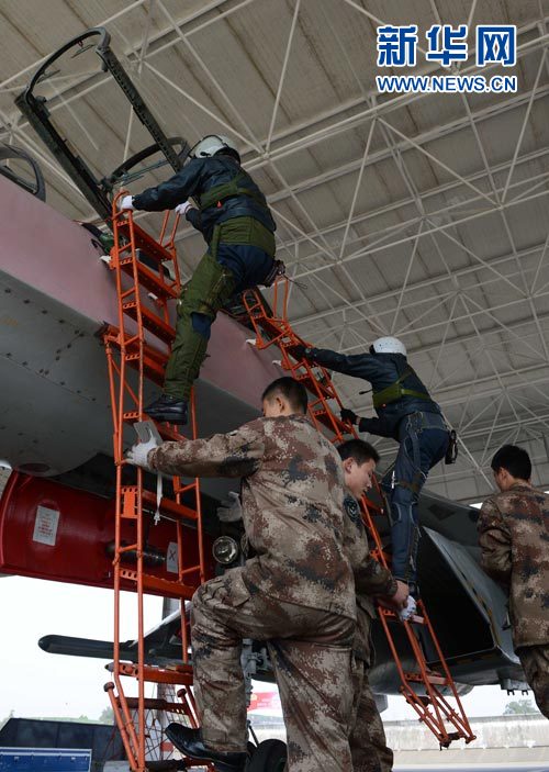 直擊廣空蘇30戰(zhàn)機空空對抗訓練