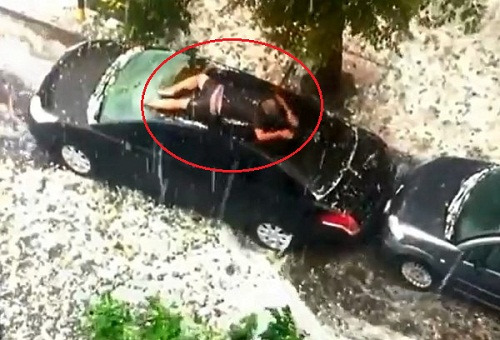 一男子愛(ài)車如命 以血肉之軀為汽車擋冰雹