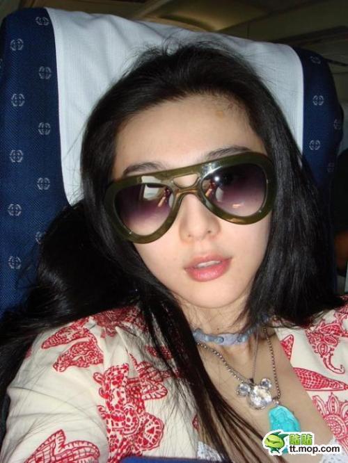 瞿穎現(xiàn)身機場無星味 女星機場真容照大PK