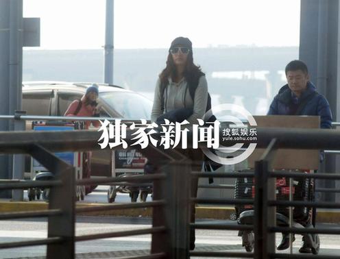 瞿穎現(xiàn)身機(jī)場(chǎng)無(wú)星味 女星機(jī)場(chǎng)真容照大PK