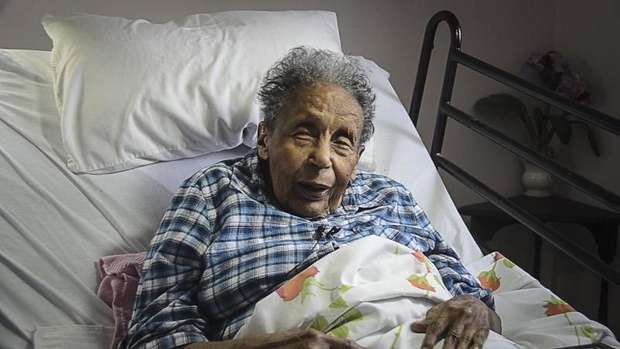 苦等近90年 美國106歲老人收到高中畢業(yè)證