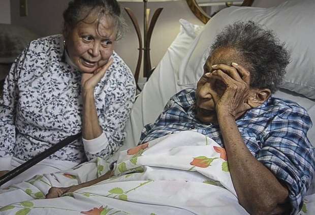 苦等近90年 美國106歲老人收到高中畢業(yè)證