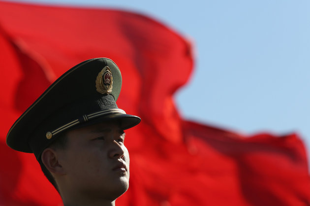 A Chinese paramilitary policeman stands guard on Tiananmen Square while sessions of the National People's Congress and the Chinese People's Political Consultative Conference are held at the Great Hall of the People in Beijing Monday, March 4, 2013. The National People’s Congress, which opens Tuesday, completes the leadership power transition initiated four months ago, approving top government appointments and giving the new leaders a platform to lay out policies. (AP Photo/Kin Cheung) 美媒:中國新領(lǐng)導(dǎo)人有能力實(shí)現(xiàn)承諾目標(biāo)