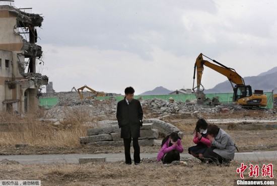 大批日本民眾重回災(zāi)區(qū) 紀(jì)念