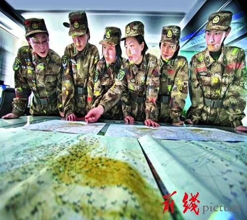 南京軍區(qū)某女子氣象班把脈風(fēng)云