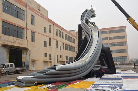 富翁們的新玩具:英國推出世界最大游艇水上滑梯