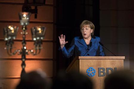 西班牙報紙為將德國總理默克爾比作希特勒道歉