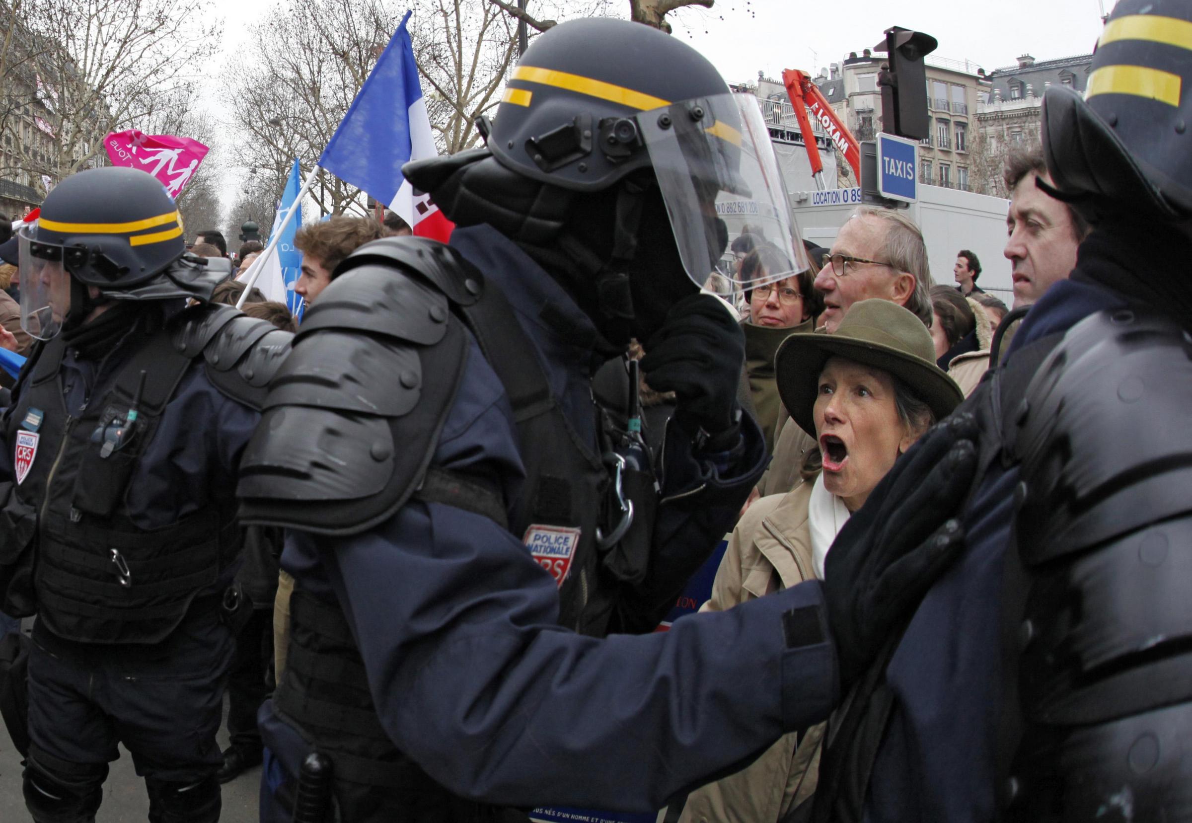 巴黎30萬人游行反對同性戀婚姻法案 與警方激烈沖突