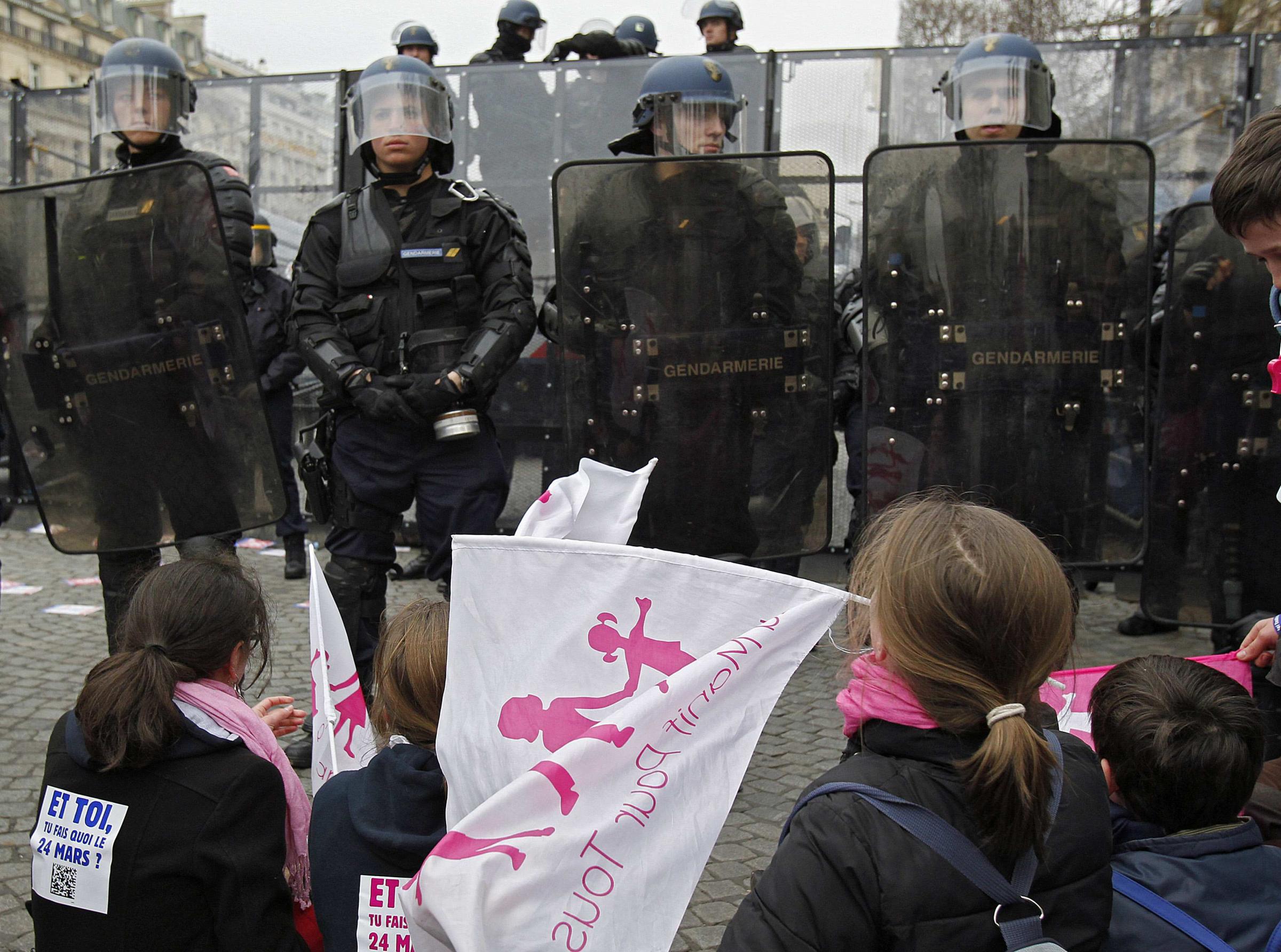 巴黎30萬人游行反對(duì)同性戀婚姻法案 與警方激烈沖突