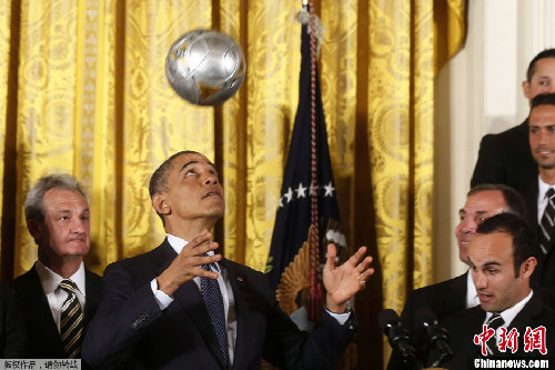 組圖:奧巴馬接見(jiàn)洛杉磯銀河隊(duì) 白宮內(nèi)大秀球技