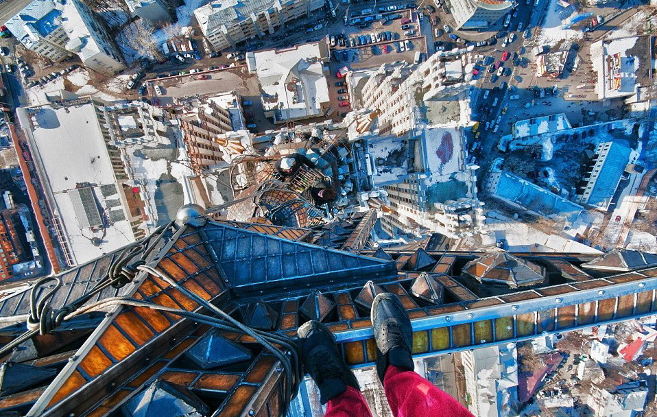 驚險(xiǎn)!烏克蘭“蜘蛛俠”單手懸掛摩天大樓