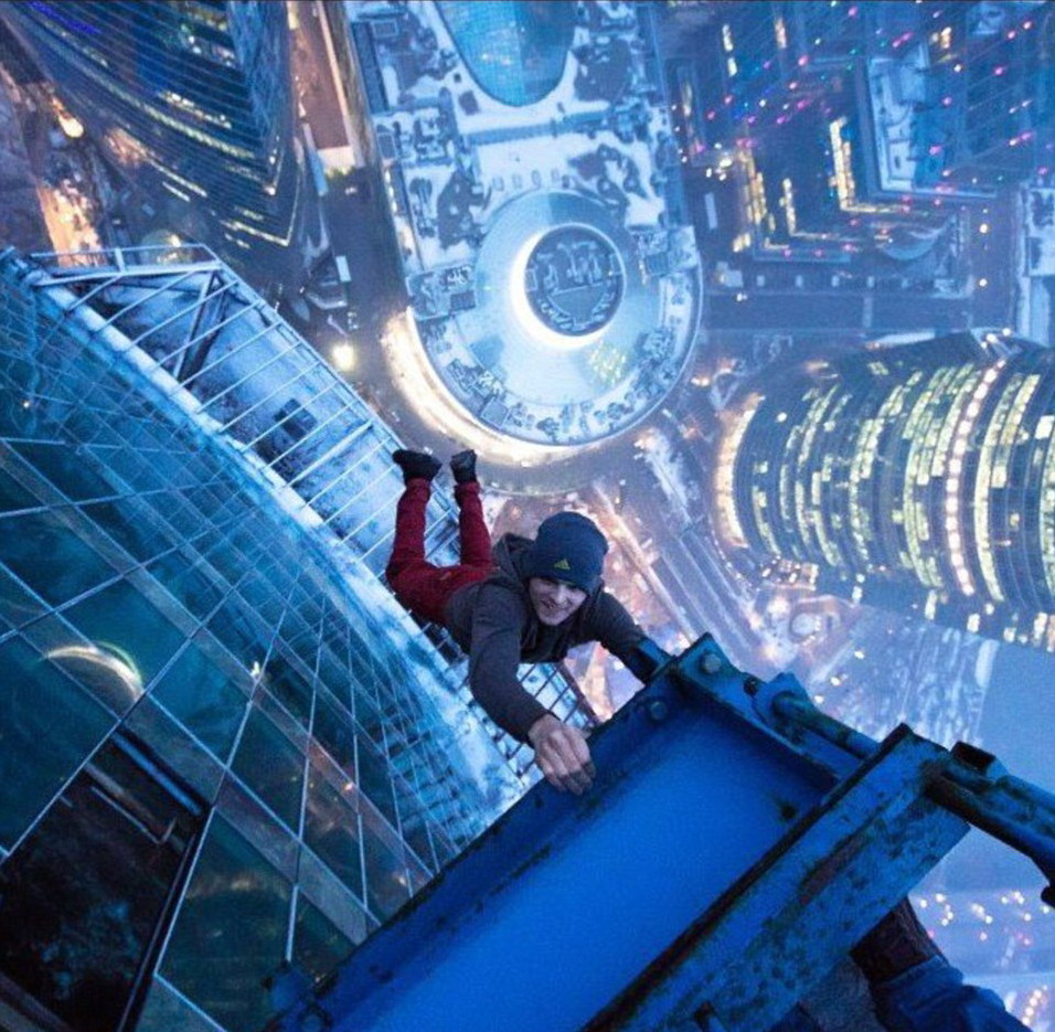 驚險！烏克蘭“蜘蛛俠”單手懸掛摩天大樓