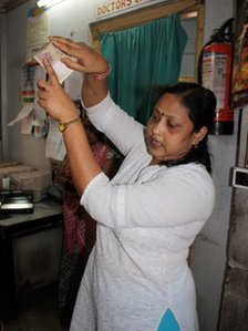 印度紅燈區(qū)假鈔橫行 性工作者忙學(xué)識別