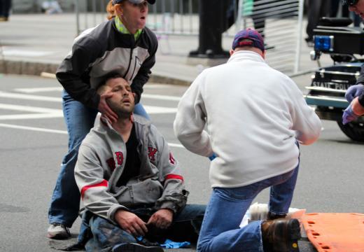 波士頓爆炸案已致3死141傷 現(xiàn)場(chǎng)發(fā)現(xiàn)爆炸物