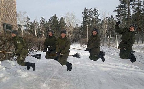 人人都是魔法師！哈利波特迷騎掃把照風(fēng)靡網(wǎng)絡(luò)