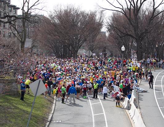 圖解波士頓馬拉松爆炸案 現(xiàn)場(chǎng)一片狼藉