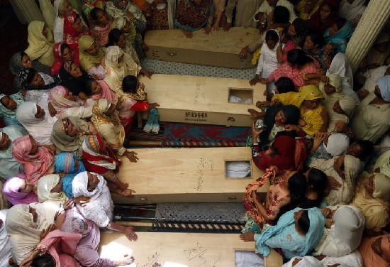 圖:巴基斯坦校車爆炸17名小學生和1名教師遇難