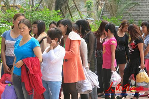 中國(guó)邊防警察遣返22名越南籍“三非”人員(圖)