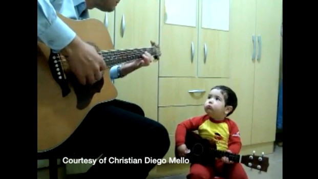 巴西1歲寶寶與父親合唱視頻躥紅