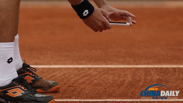 不滿爭議球判罰 法網(wǎng)運(yùn)動員拿iPhone拍照留證據(jù)