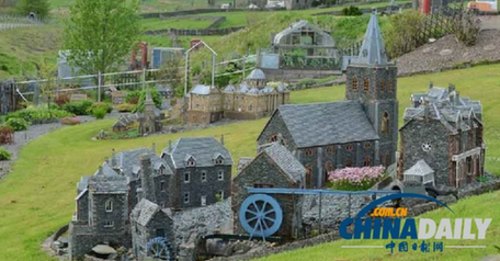 英67歲建筑工花園中自建仨微型村 成當(dāng)?shù)芈糜尉包c(diǎn)