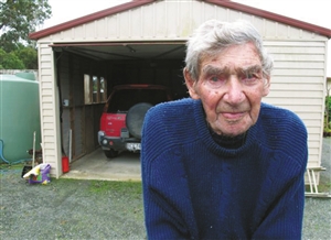 英國(guó)105歲高齡司機(jī)不服老 稱(chēng)能開(kāi)多久就開(kāi)多久