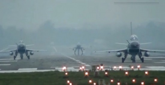 組圖:實(shí)拍多架殲-10出廠前震撼試飛