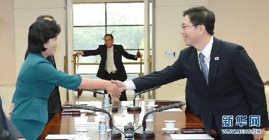 韓朝代表在三八線握手 同意下周舉行部長級會議