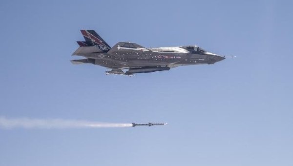 美國F-35戰(zhàn)斗機完成首次空中導彈發(fā)射測試
