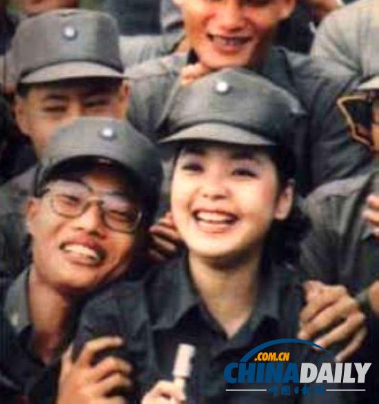 組圖:鄧麗君勞軍罕見照 獻吻阿兵哥