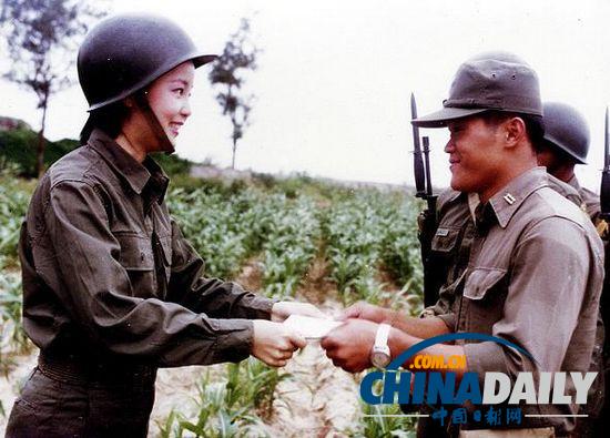 組圖：鄧麗君勞軍罕見(jiàn)照 獻(xiàn)吻阿兵哥