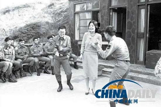 組圖：鄧麗君勞軍罕見照 獻(xiàn)吻阿兵哥