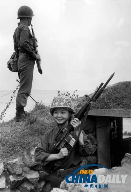 組圖：鄧麗君勞軍罕見照 獻吻阿兵哥