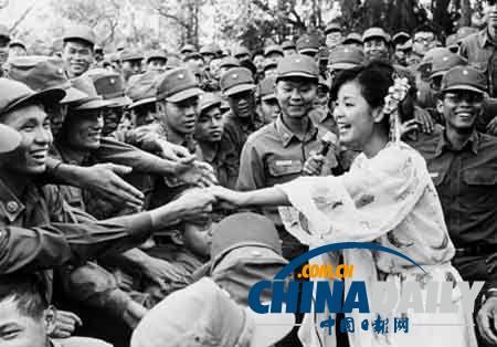 組圖：鄧麗君勞軍罕見照 獻吻阿兵哥