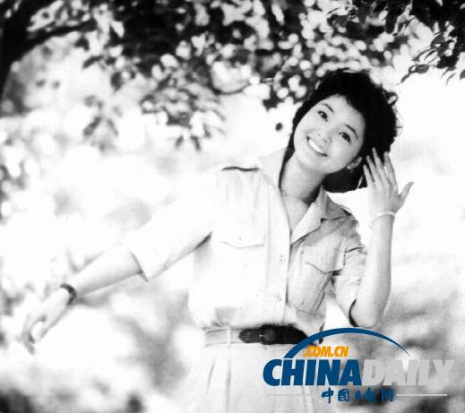 組圖：鄧麗君勞軍罕見(jiàn)照 獻(xiàn)吻阿兵哥