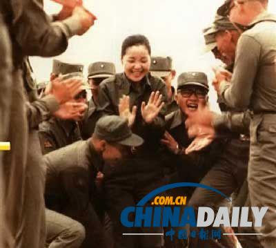 組圖:鄧麗君勞軍罕見照 獻(xiàn)吻阿兵哥