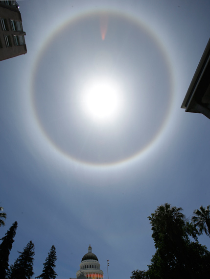 美加州上空出現(xiàn)“日暈”奇觀 美輪美奐引注目
