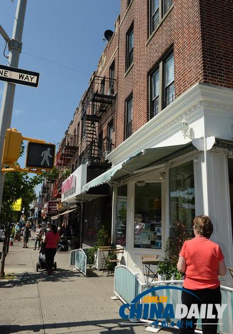 紐約上演驚險(xiǎn)一幕 路人徒手接住從二樓墜落男嬰