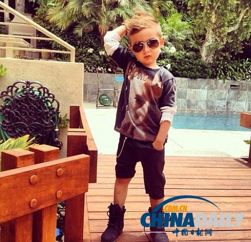 美國5歲男孩穿著時尚愛拍照愛分享 引領(lǐng)網(wǎng)絡(luò)炫酷風