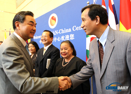 王毅與東盟十國(guó)駐華使節(jié)參觀中國(guó)-東盟圖片展