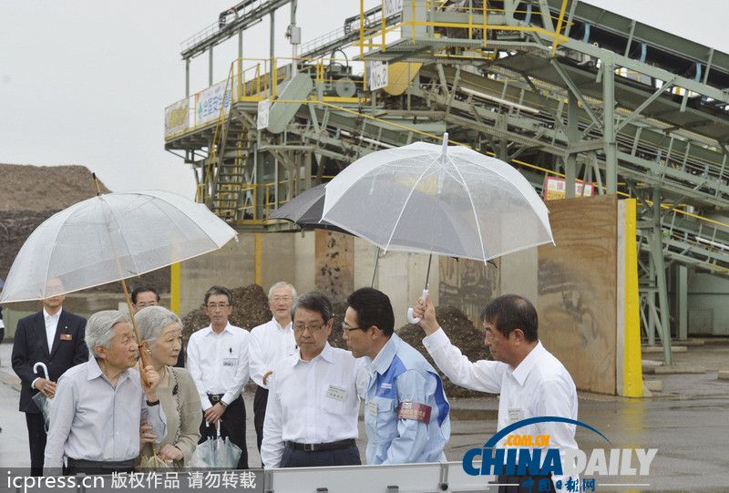 日本天皇夫婦自己打傘冒雨視察災(zāi)區(qū)（高清組圖）
