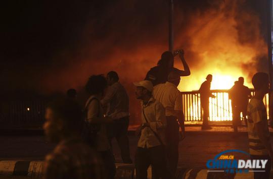 埃及民眾與軍方發(fā)生流血沖突 議會上院被解散