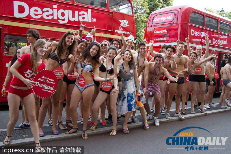 意大利商店上演“半裸派對” 穿內(nèi)衣購物很瘋狂