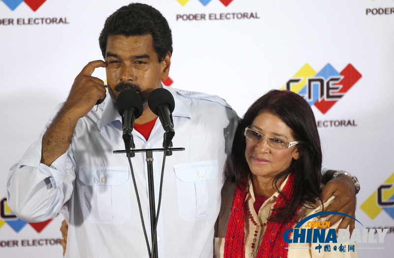 委內(nèi)瑞拉總統(tǒng)宣布完婚 新娘年長近10歲（組圖）
