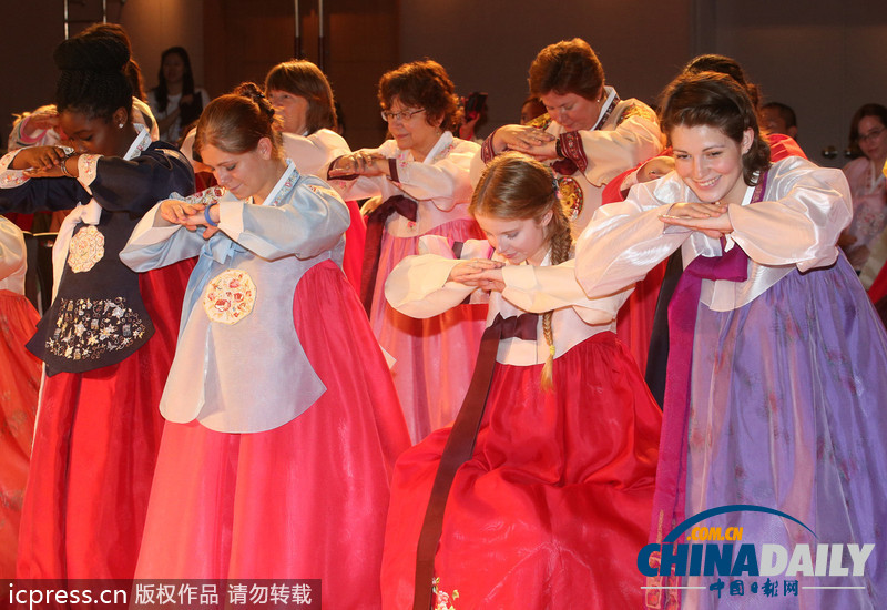 美翻了!韓國女子大學留學生穿韓服學行禮(高清組圖)