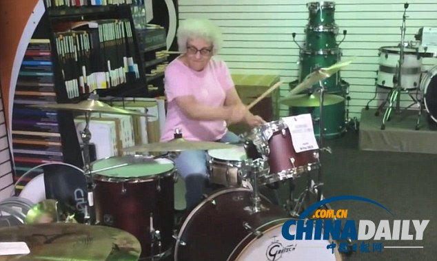 高齡“奶奶鼓手”震撼獨奏 搖滾范兒征服網(wǎng)友