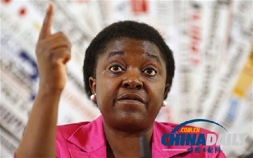 意大利黑人部長(zhǎng)又遇種族歧視 演講時(shí)聽眾朝其扔香蕉