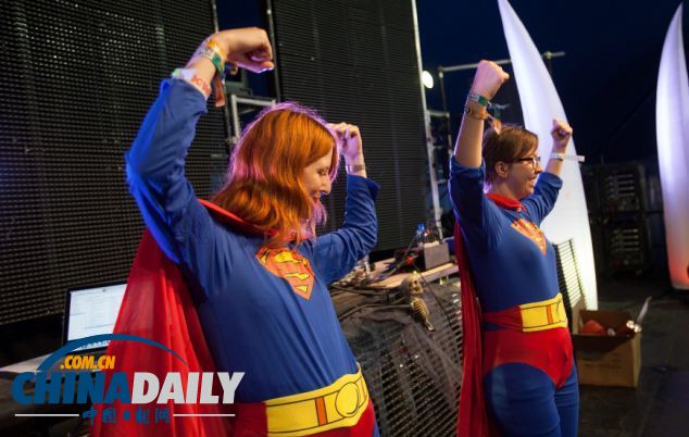 組圖：867人齊聚音樂節(jié)扮超人 打破世界紀錄