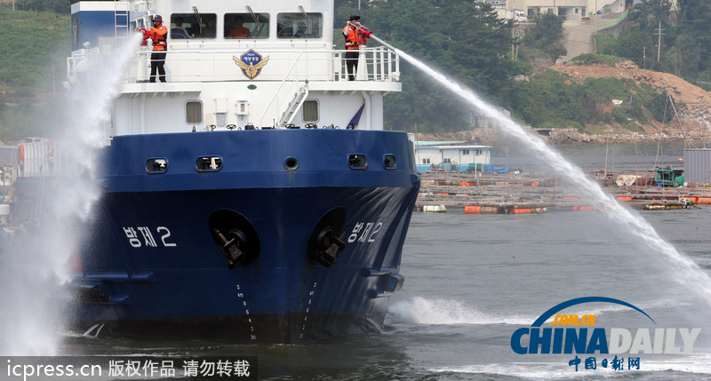 韓國赤潮致死魚成堆 漁民投黃土應(yīng)對（高清組圖）