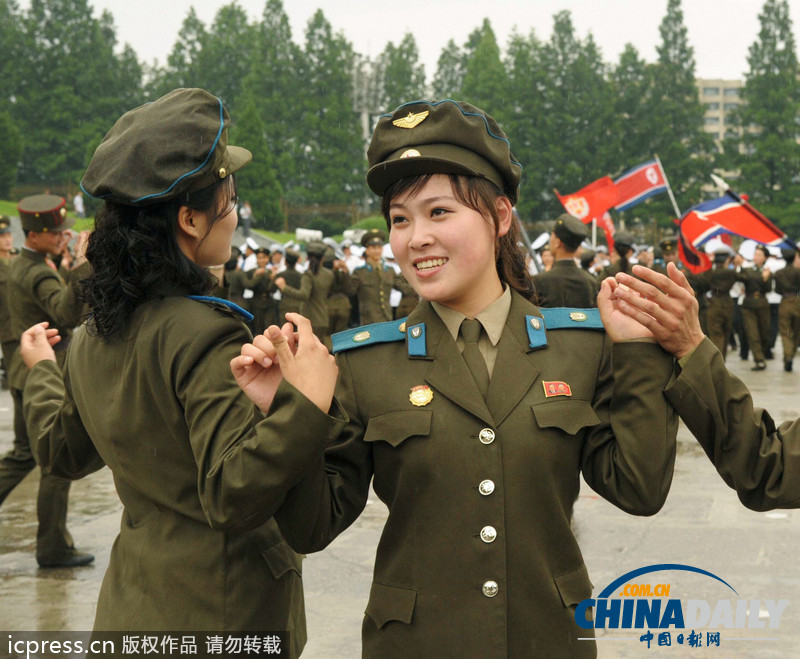 綠色軍營柔美風(fēng)景線 盤點(diǎn)世界各國女兵誰最美（組圖）